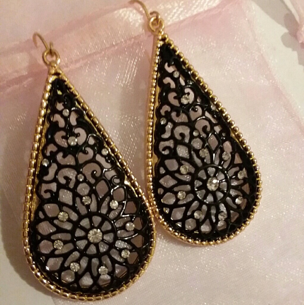 NWOT Beautiful Lace Design Drop Earrings